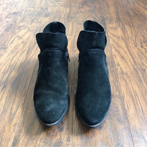 Seychelles • Score Suede V Ankle Booties black leather almond toe low block heel - Picture 3 of 11